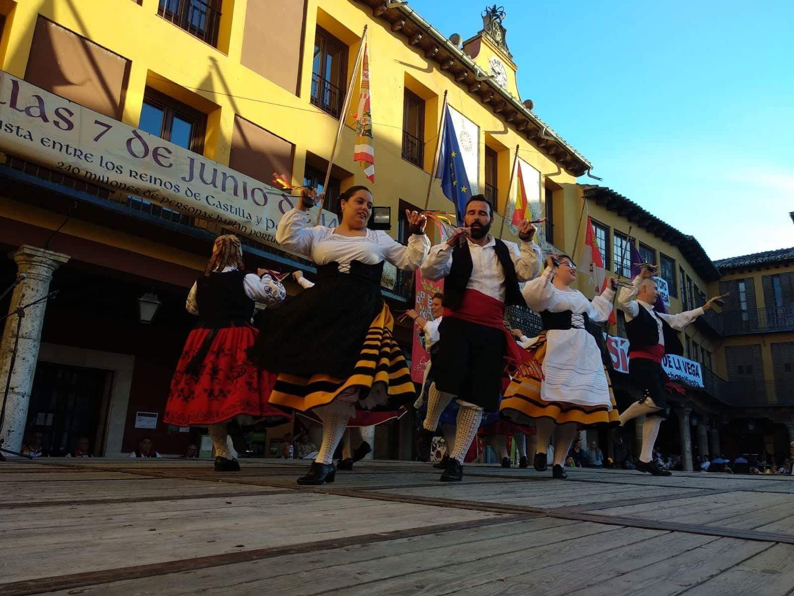 La música y bailes tradicionales se apoderan de la Plaza Mayor de Tordesillas