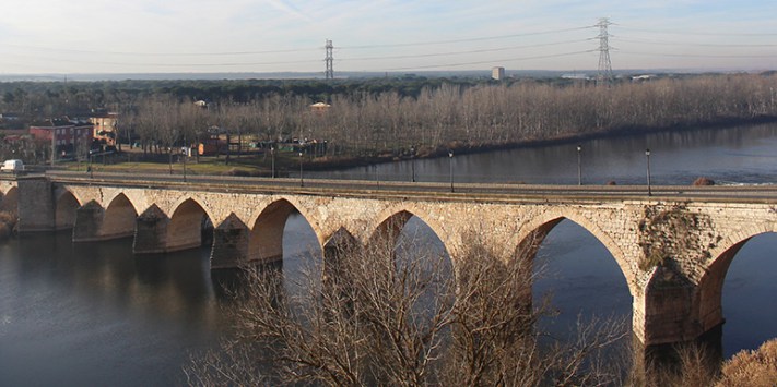 Restringida la circulación de vehículos por el puente medieval