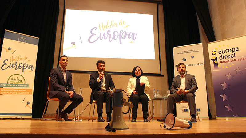 Cerca de 200 personas asisten en Tordesillas al primer encuentro de “Habla de Europa”