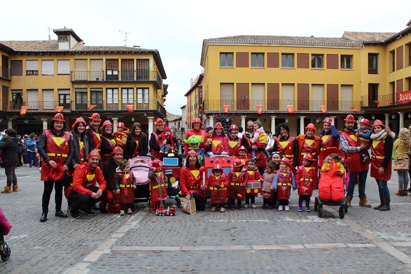 La comitiva carnavalesca llena de color las calles de Tordesillas