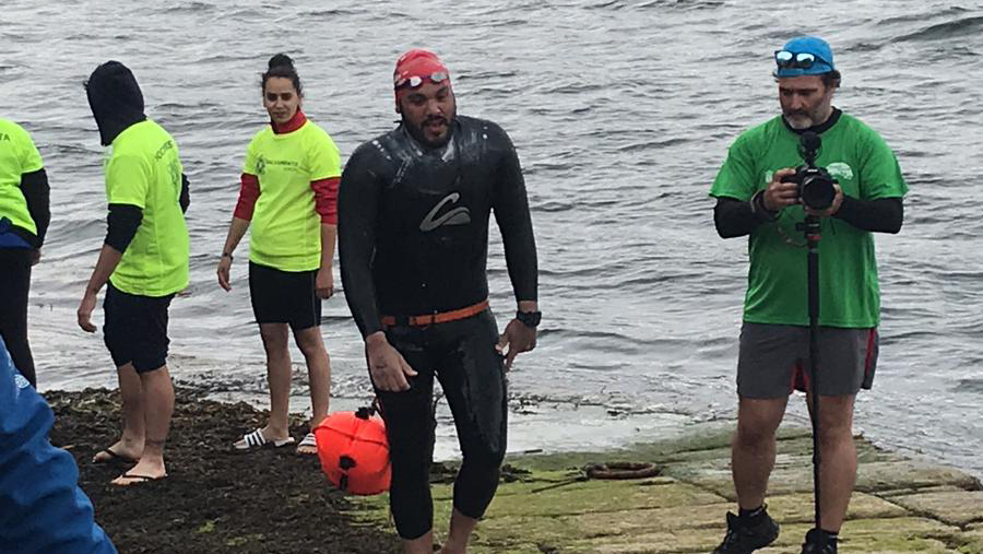Carlos Pérez Campos completa 27 kilómetros a nado en la ría de Vigo