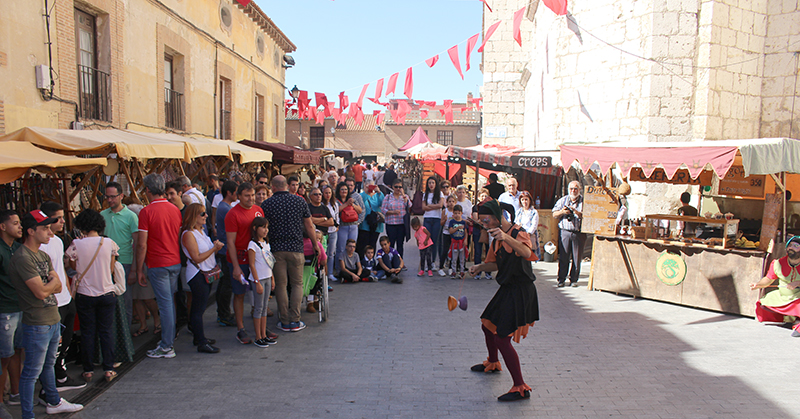 El espectáculo en la calle se adueña del mercado medieval de Tordesillas