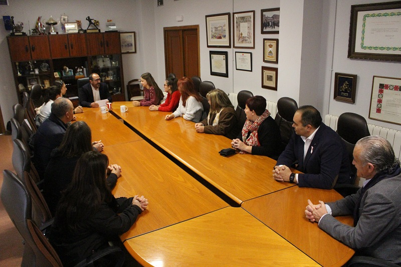 El Ayuntamiento de Tordesillas homenajea a las ganadoras del nacional de debate económico