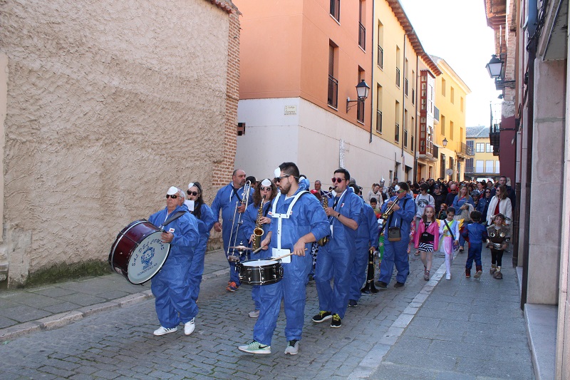 Un colorido desfile y buenas temperaturas, protagonistas del carnaval en Tordesillas