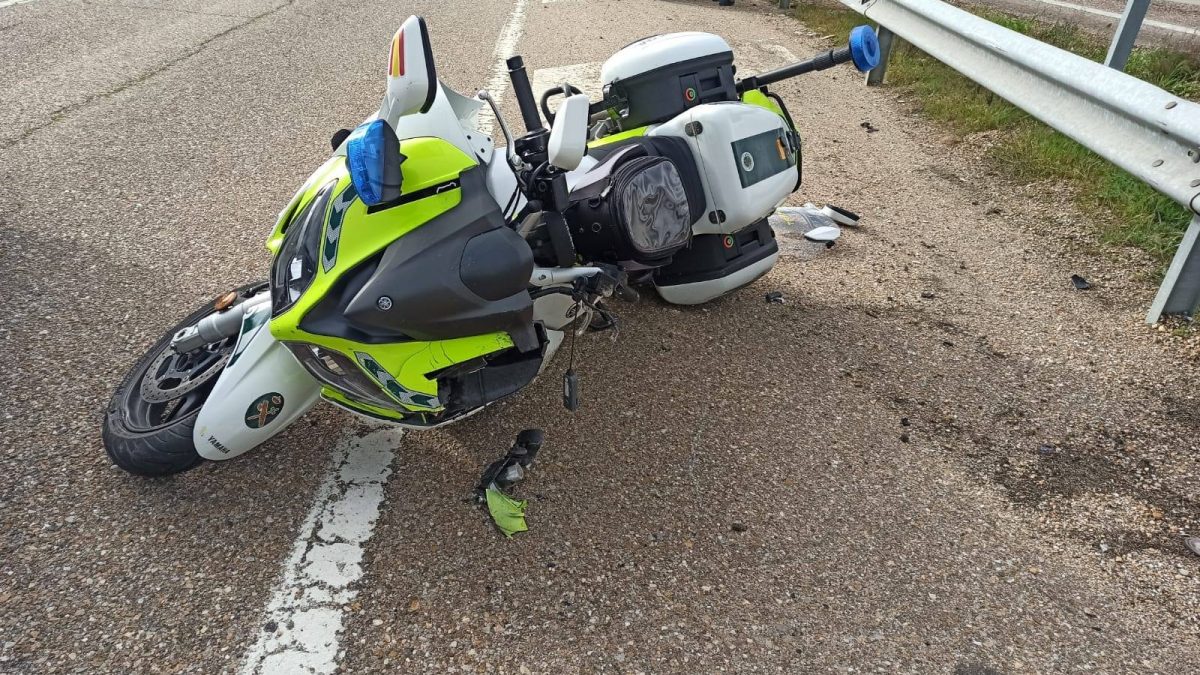 Herido un Guardia Civil de Tordesillas al caer de su motocicleta en la A-62