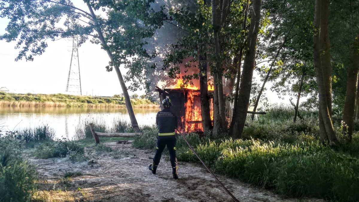 Los Bomberos intervienen en un incendio en la zona de la ermita de San Vicente