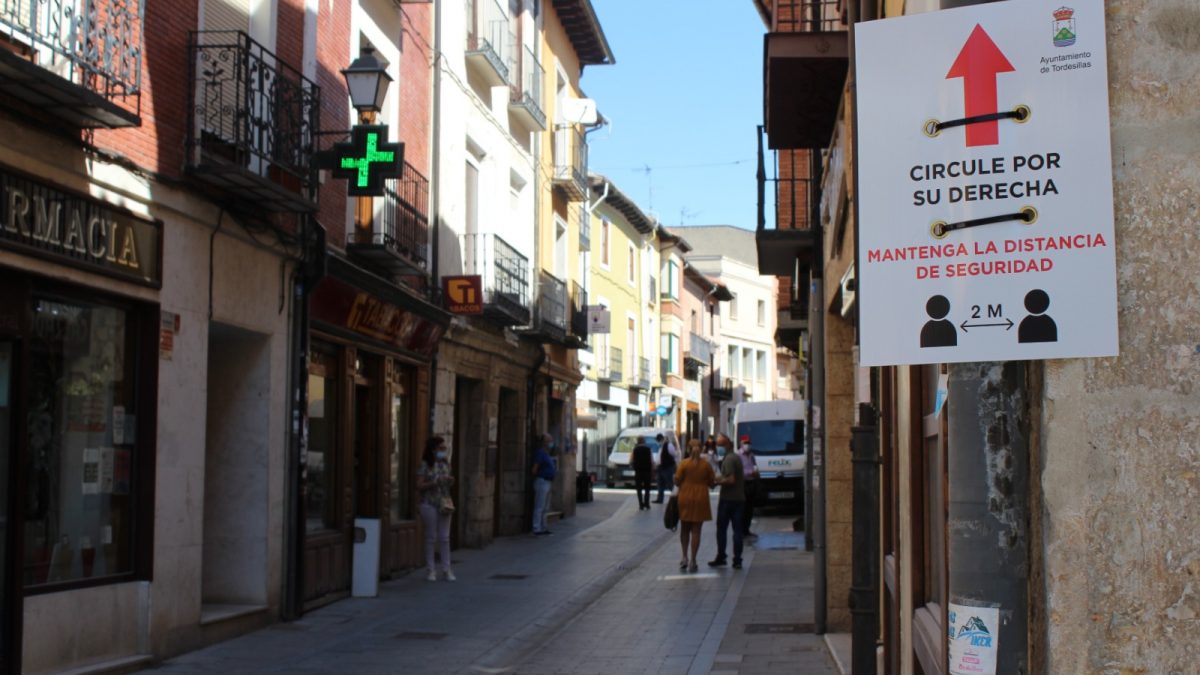 Tordesillas señaliza las calles de mayor afluencia para garantizar la distancia social entre viandantes