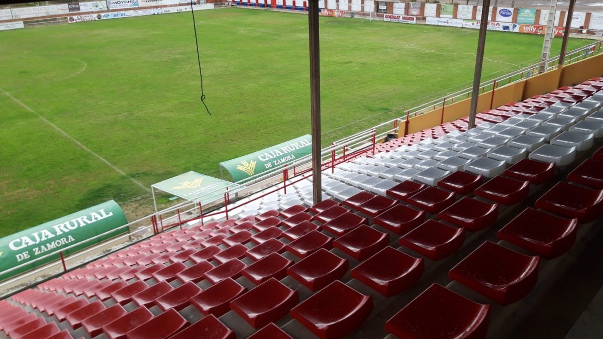 El Atlético Tordesillas concluye la instalación de sus asientos en la grada de Las Salinas
