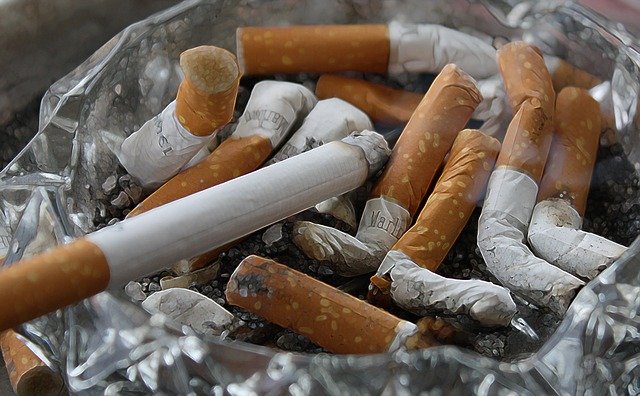 La Junta prohíbe fumar en las terrazas y consumir en barra