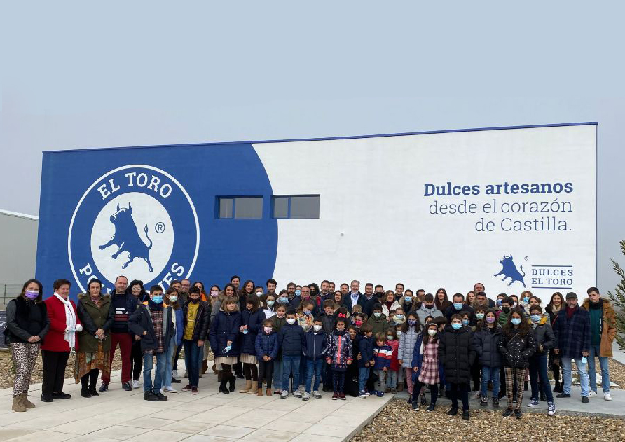 Medio centenar de niños de Empresa Familiar visitan la fábrica de Dulces Galicia