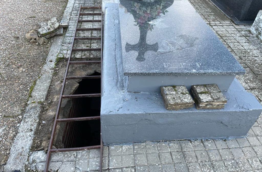 Los Bomberos rescatan a una mujer tras derrumbarse el suelo de un panteón en el cementerio