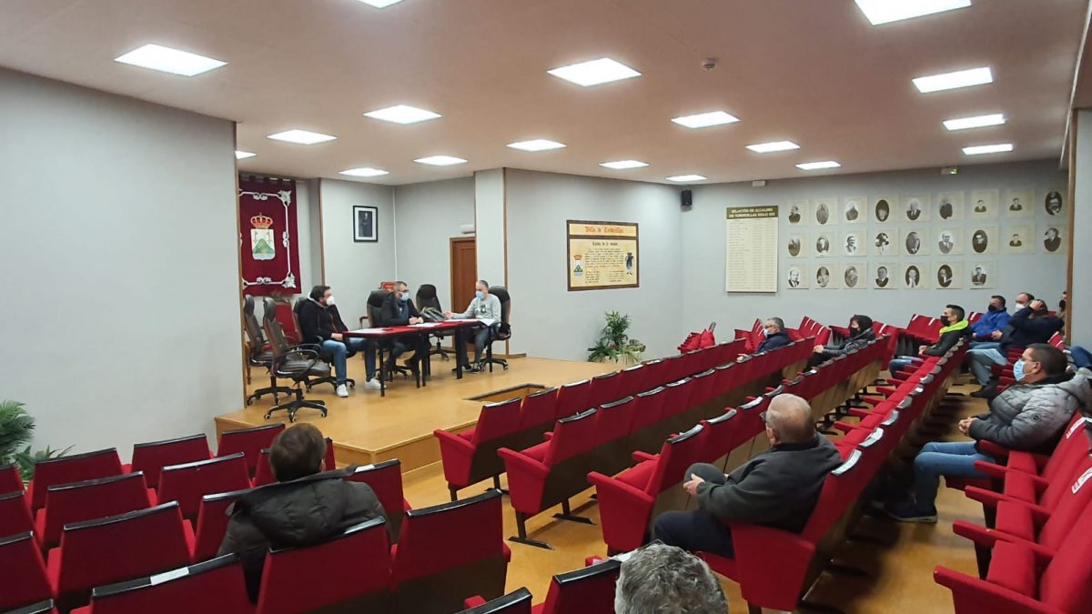 Ayuntamiento, peñas y asociaciones se reúnen en torno a la nueva ordenanza del Toro de la Vega