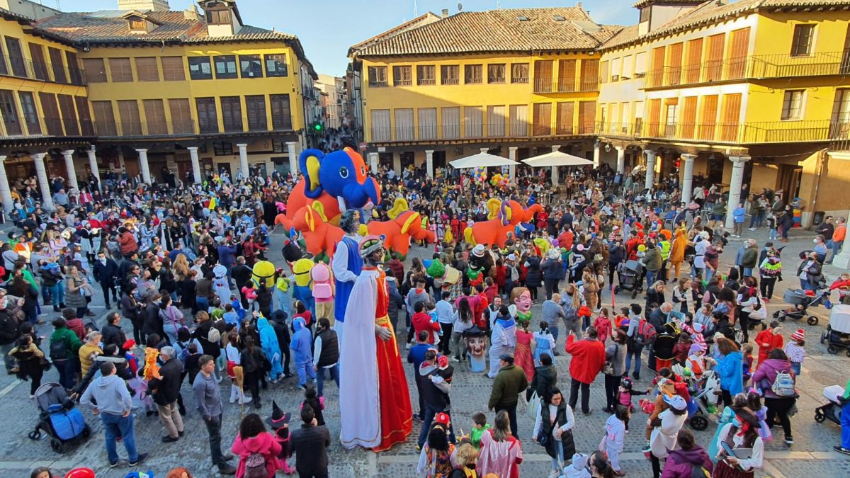 El color del Carnaval vuelve a Tordesillas con un multitudinario desfile