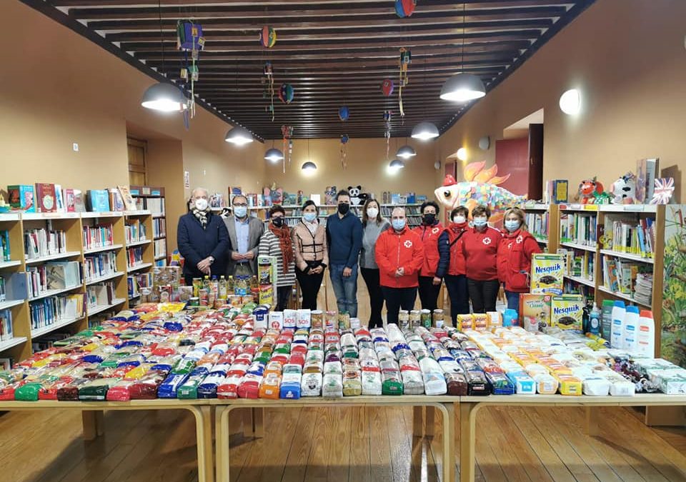 La Biblioteca Municipal hace entrega de 350 kilos en alimentos no perecederos para Cruz Roja