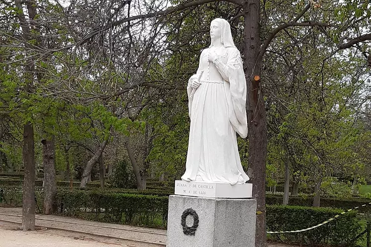 Una estatua de Juana I de Castilla ocupa el pedestal vacío de El Retiro