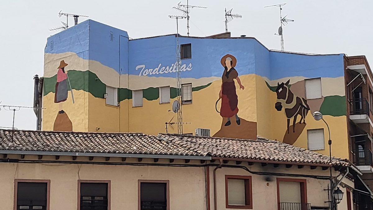 Tordesillas luce un nuevo mural urbano donde se homenajea a la figura de la mujer rural