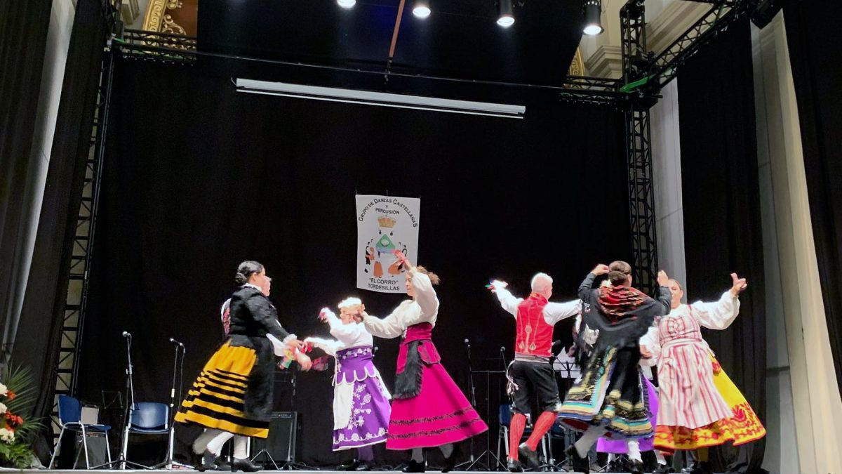 El VIII Encuentro Nacional de Danzas reúne a un centenar de vecinos en El Carmelo
