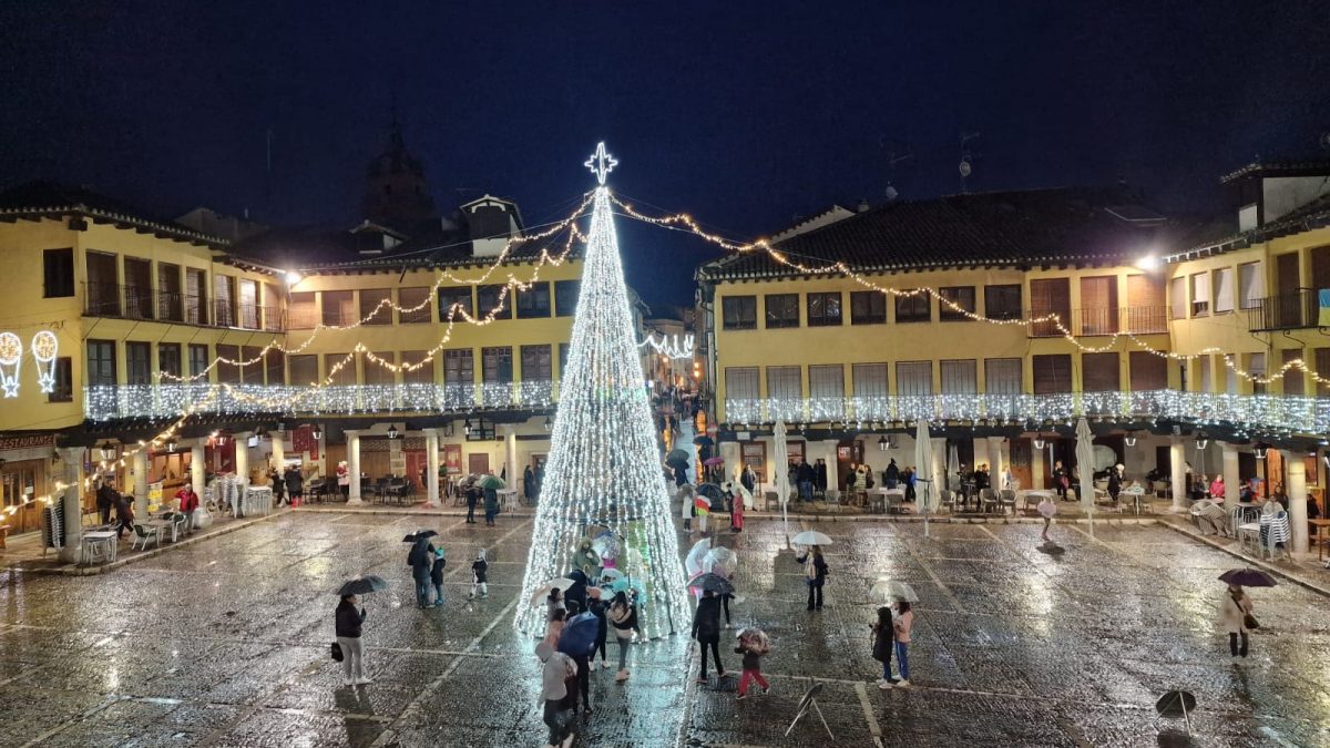El encendido oficial de luces de navidad ilumina una tarde lluviosa en Tordesillas