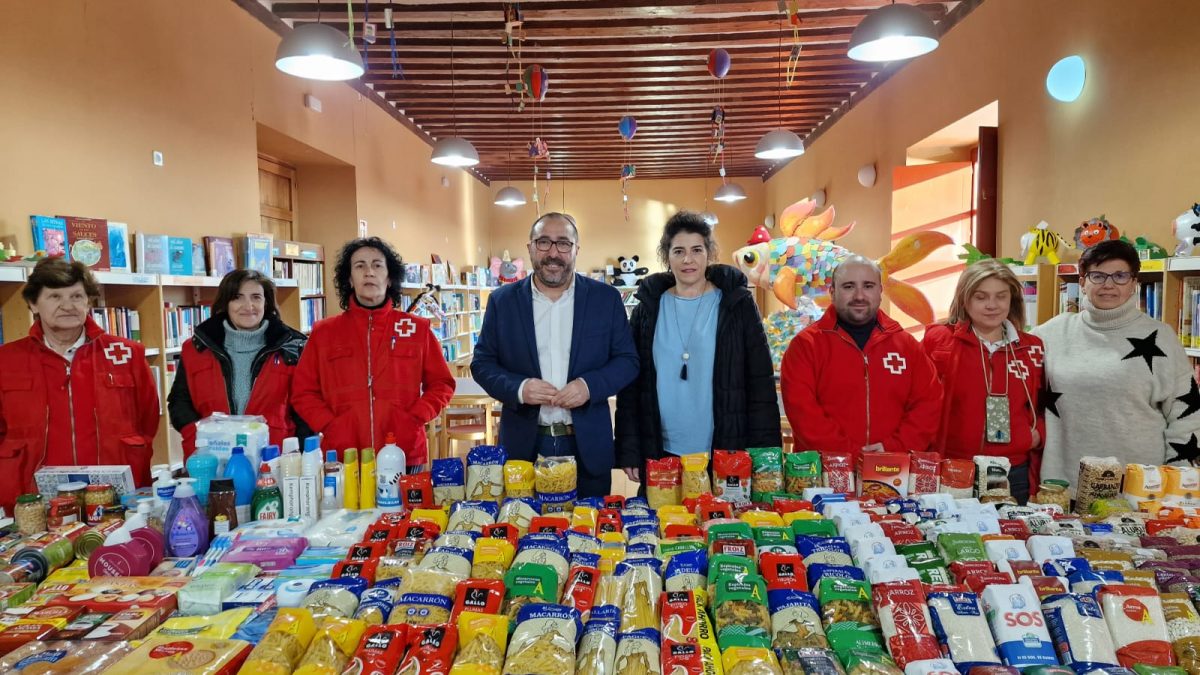 La Biblioteca Municipal hace entrega de 350 kilos de alimentos y productos de limpieza para Cruz Roja