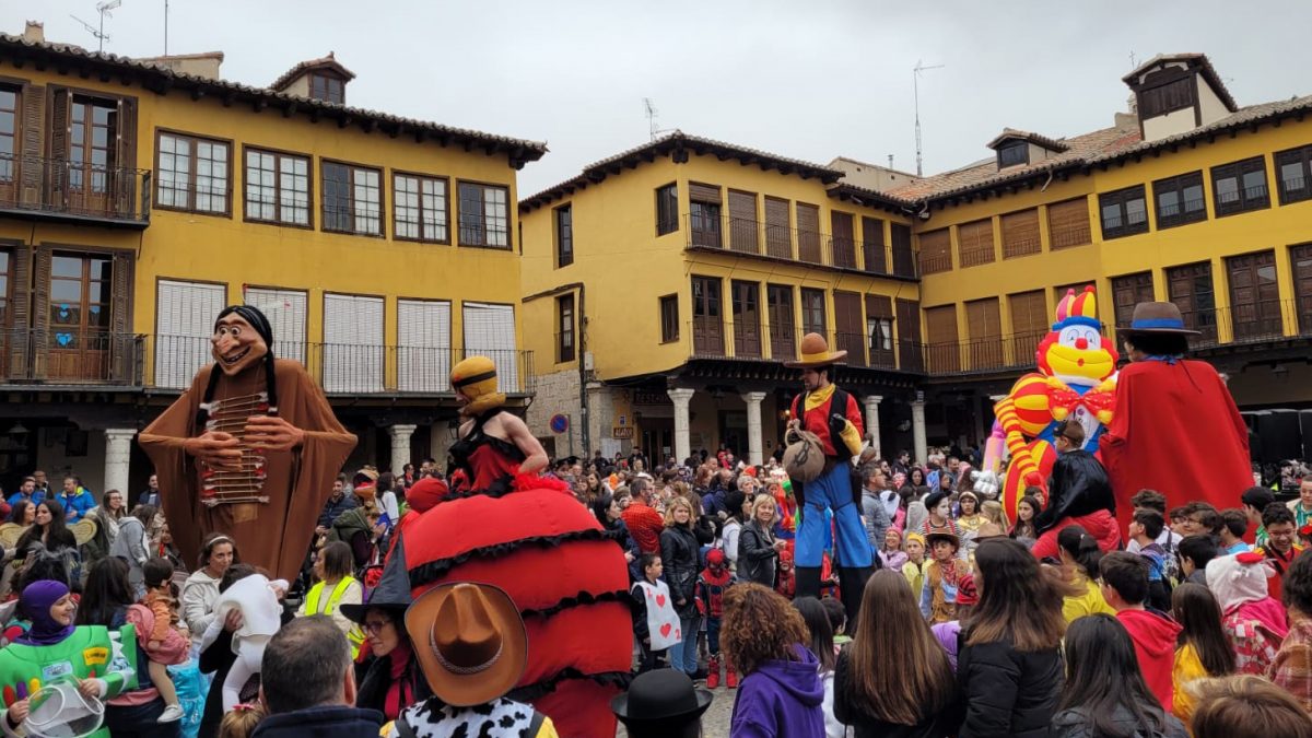 Tordesillas celebra su Carnaval de forma multitudinaria gracias a un participativo desfile