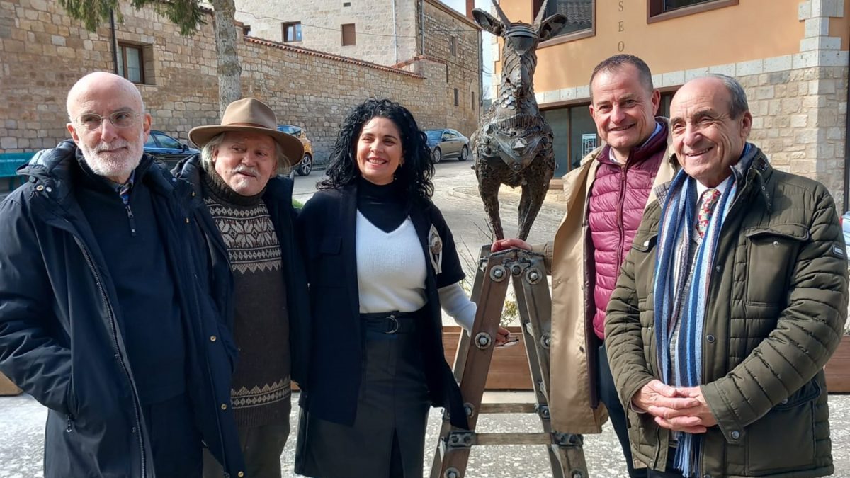 La escultura de Lolo Sancho, presente en el homenaje a Venancio Blanco celebrado en Villadelmiro