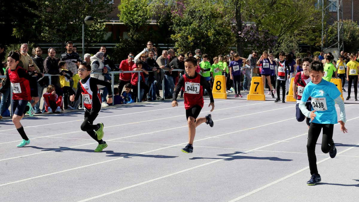 Jóvenes promesas del atletismo participan en la primera jornada de los Juegos Escolares