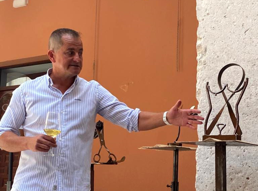 Lolo Sancho conjuga reflexiones vitales y cultura vinícola en su nueva exposición en La Seca