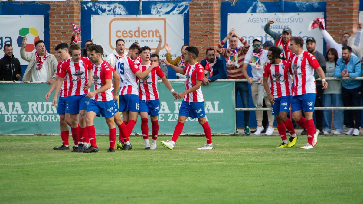 El Atlético Tordesillas demuestra su dominio en casa y vence al Astorga por tres goles a uno