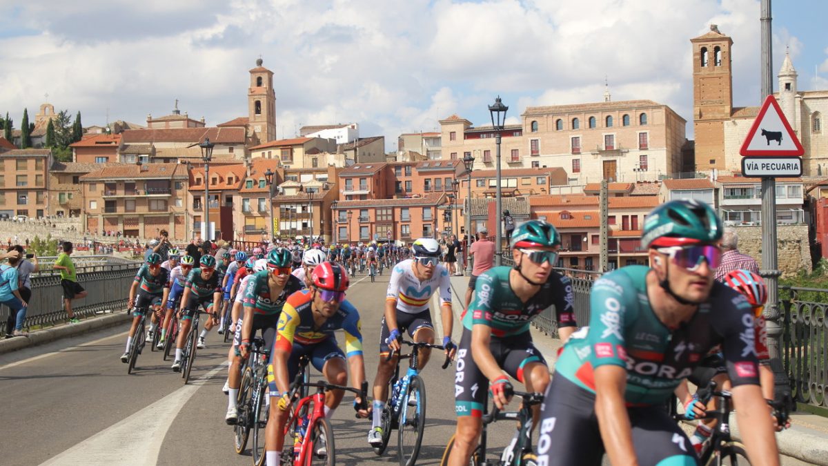 Tordesillas recibe la Vuelta a España con entusiasmo y una efusiva bienvenida al pelotón