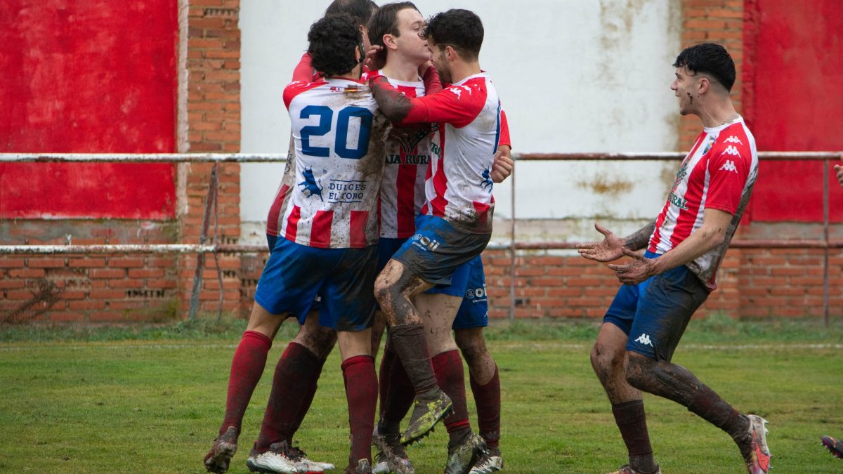 El Atlético Tordesillas baila sobre el barro