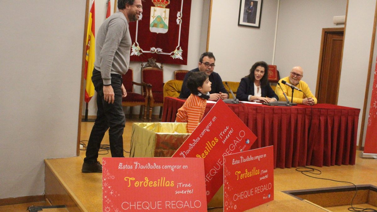Tordesillas reparte tres cheques de 500 euros en la campaña ‘Comprar en Tordesillas trae suerte’