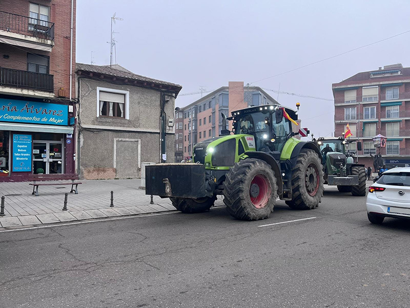 Los tractores inundan Tordesillas para reivindicar sus protestas por la situación del sector