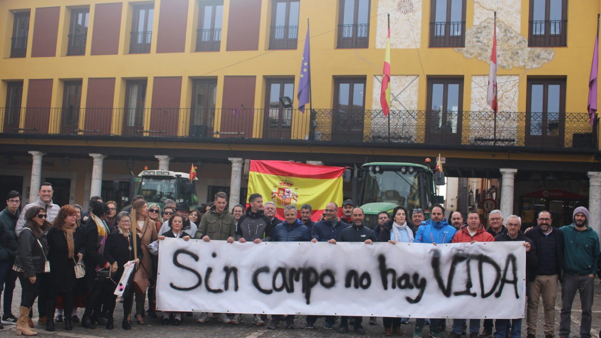 Los tractores toman la Plaza Mayor de Tordesillas y reivindican que «sin campo no hay vida»
