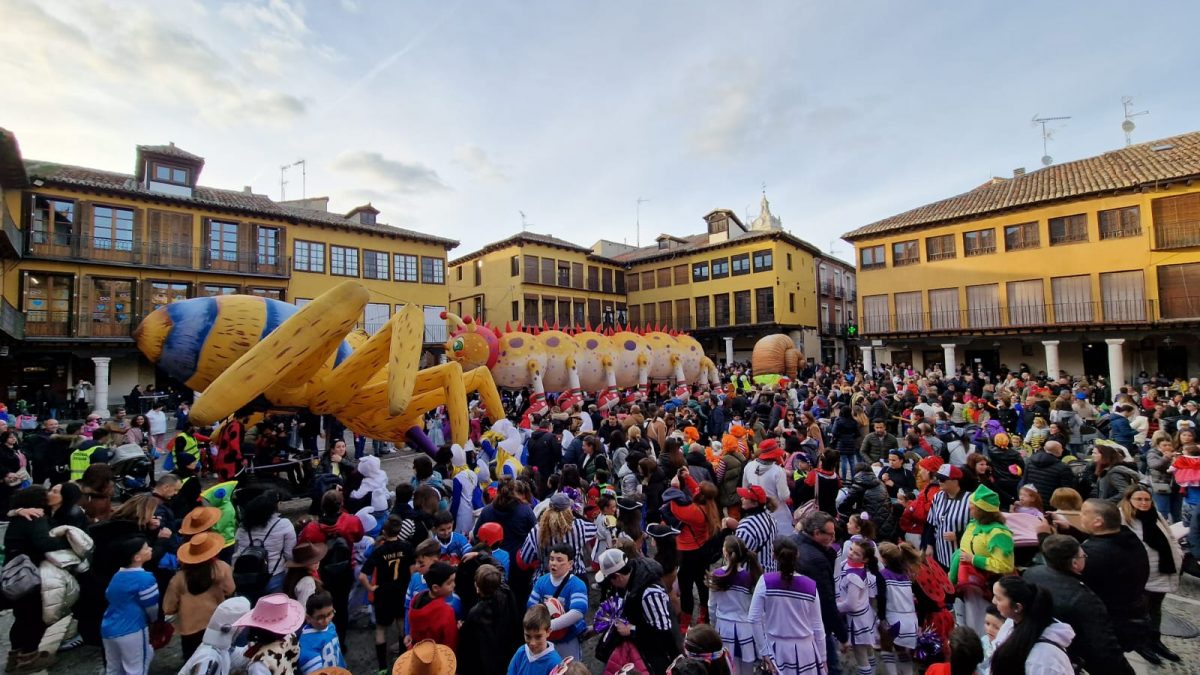 Una colorida comitiva inunda de color las calles de Tordesillas para celebrar Carnaval