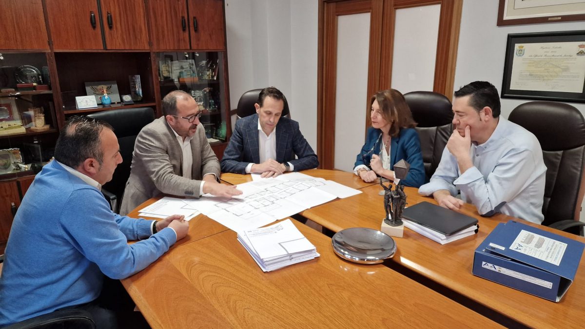 El presidente de la Diputación analiza con el alcalde de Tordesillas el diseño de la nueva vivienda tutelada de la Red de Servicios para Personas con Discapacidad
