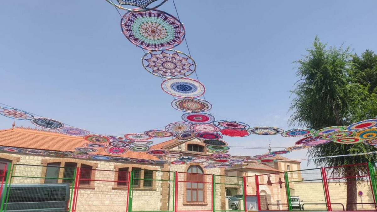 La Escuela Infantil Peter Pan inaugura una exposición de mandalas hecha en comunidad