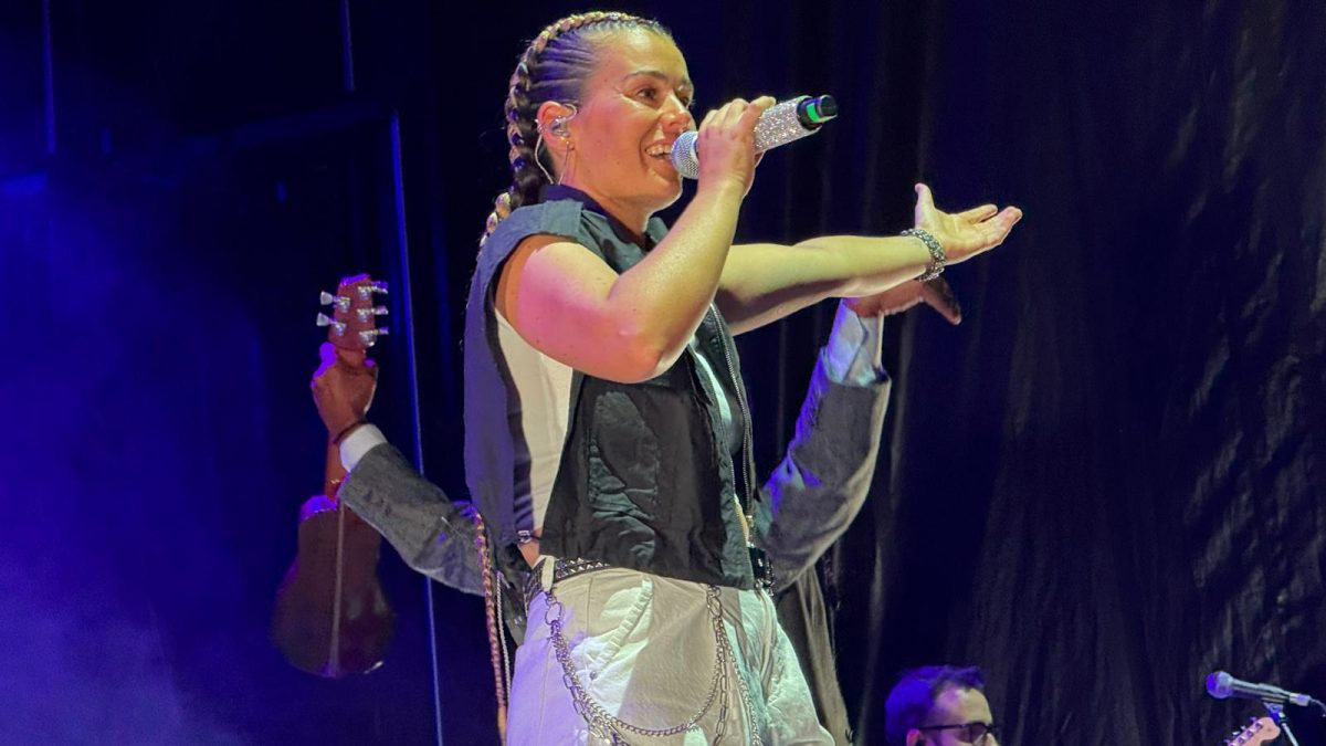 Isabel Aaiún enciende la noche en Tordesillas con un concierto multitudinario y ‘salvaje’