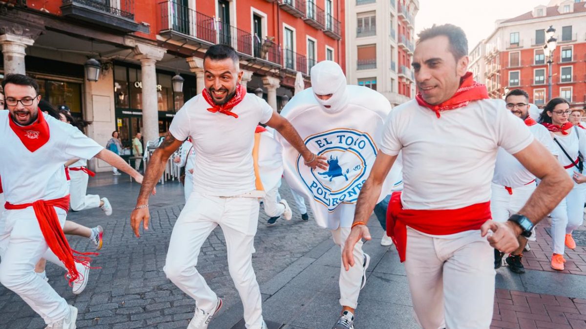 Los polvorones de Dulces El Toro protagonizan un atípico ‘encierro’ para anunciar su llegada a la ciudad