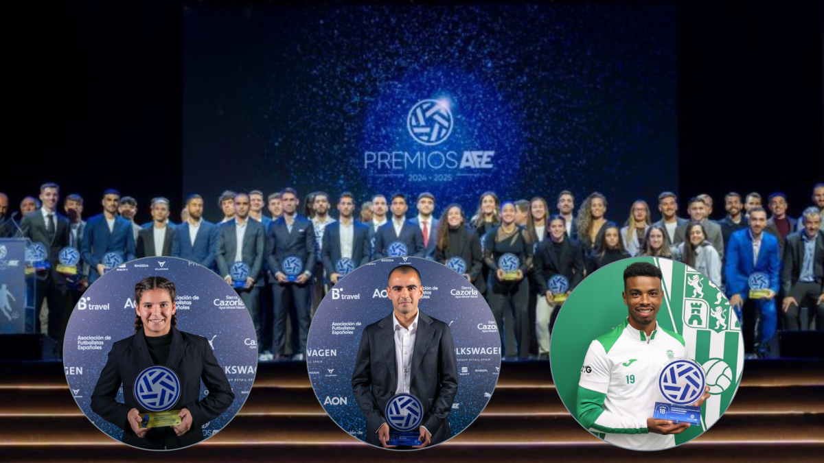 El jugador del Atlético Tordesillas Abel Conejo recibe el premio al Mejor Futbolista de Tercera RFEF de la AFE