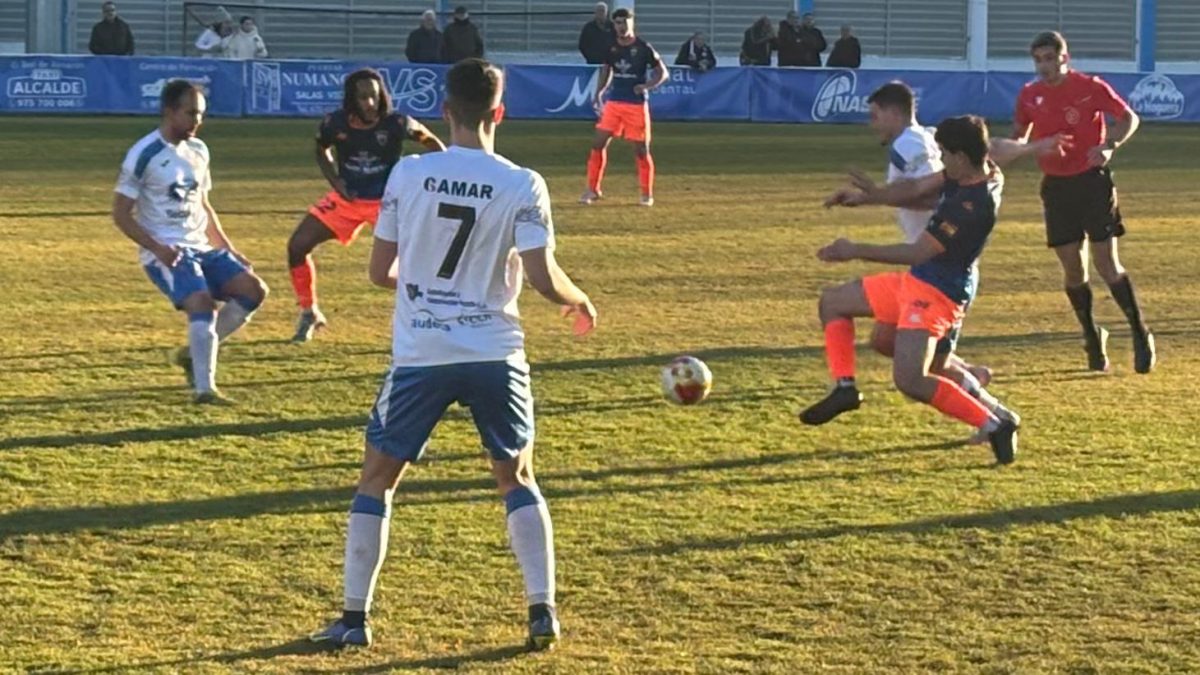 Reparto de puntos en Almazán que afianzan al Torde al frente de la clasificación