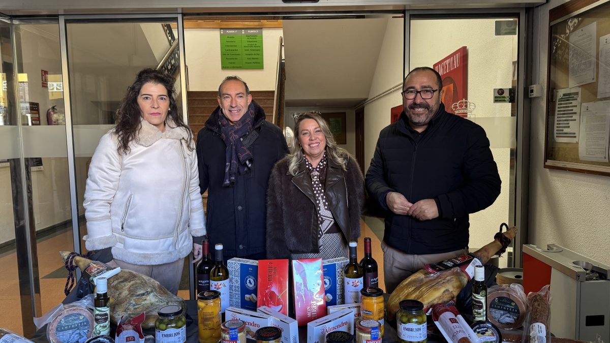 Carlos Bazán y Clarisa Campos, ganadores del I Concurso de Belenes y Árboles de Navidad