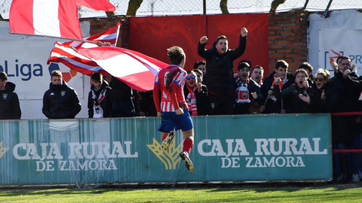 El Atlético Tordesillas se comerá el turrón como líder tras llevarse el derbi vallisoletano