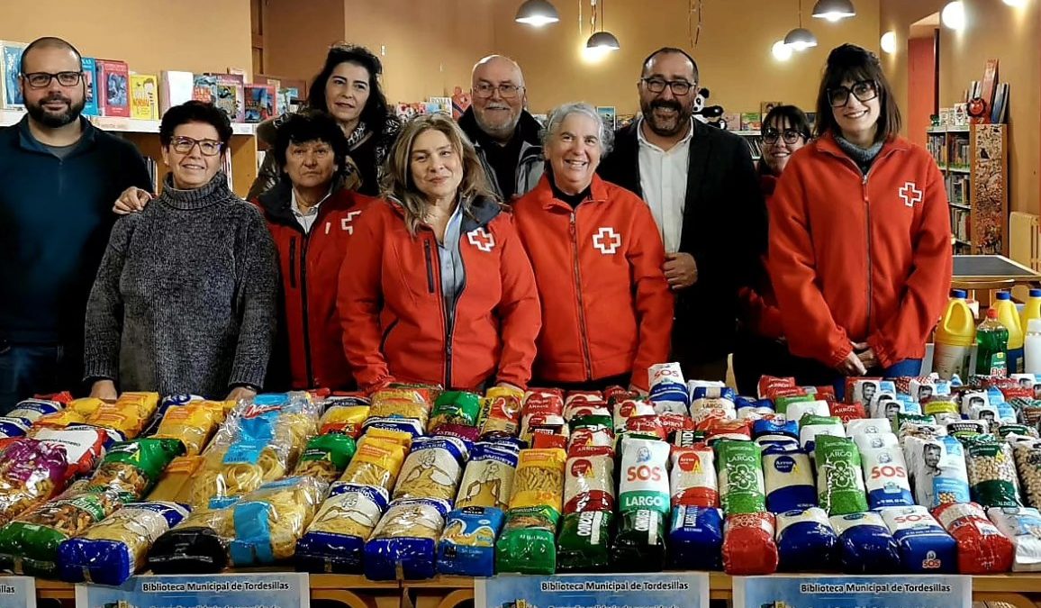 La campaña ‘1 libro x 1 kilo’ recoge en su edición 2026 más de 300 kilos de alimentos y productos