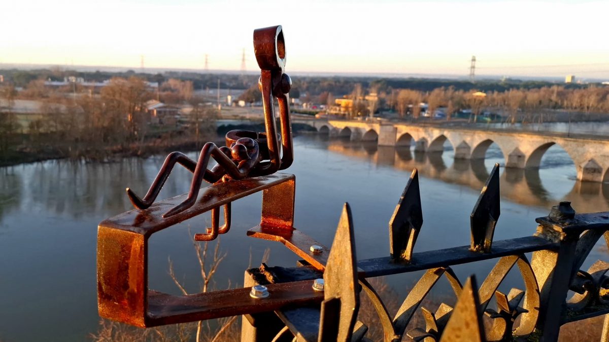 Una enigmática escultura aparece en el mirador de los Jardines de la Reina