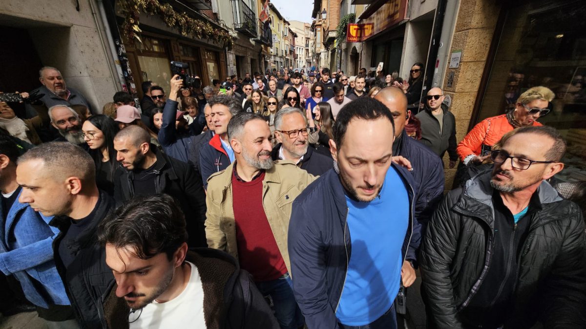 Sancionados cinco vehículos de la comitiva de Abascal por entrar sin permiso a la plaza Mayor de Tordesillas