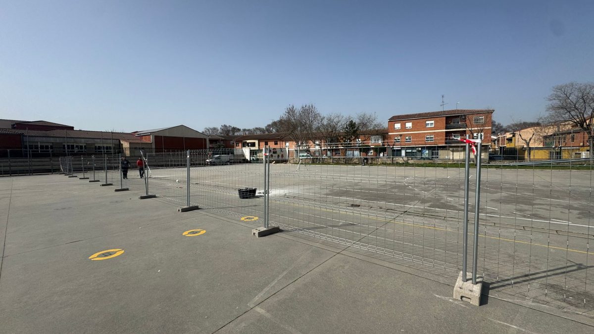 Comienzan las obras para cubrir la pista deportiva del colegio Pedro I