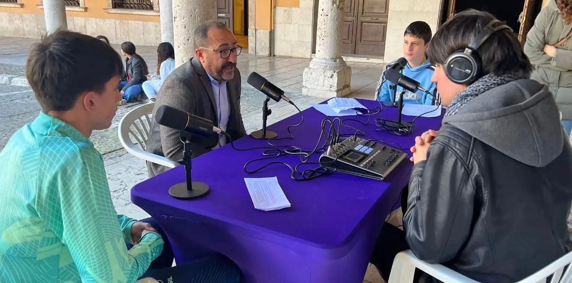 La Plaza Mayor se convierte en un aula abierta con un radio-podcast escolar