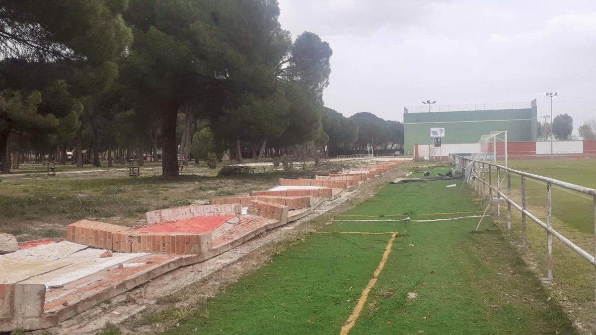 El fuerte viento provoca el derrumbe del muro lateral del estadio de Las Salinas en Tordesillas