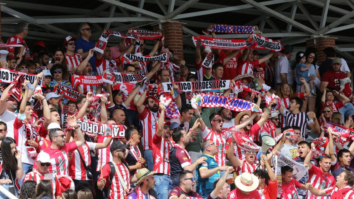 Marea rojiblanca rumbo a La Balastera: el Atlético Tordesillas se juega el ascenso con el respaldo masivo de su afición
